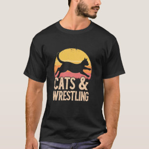 Speelse katten en worstelen retro sfeer t-shirt