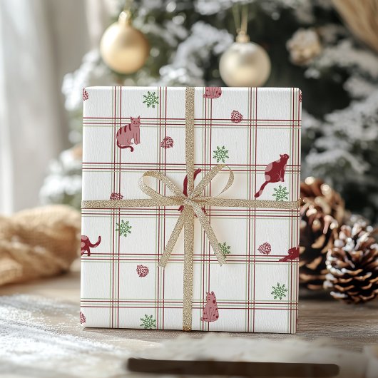Speelse Kerstkatten op Cranberry-Groene Ruit Cadeaupapier