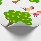 Speelse Kinderen die onder een appelboom zitten Cadeaupapier