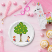 Speelse Kinderen die onder een appelboom zitten Papieren Bordje (Feest)