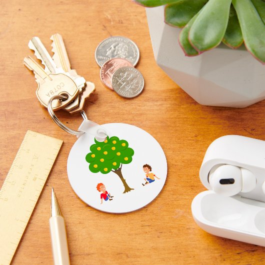 Speelse Kinderen die onder een appelboom zitten Sleutelhanger