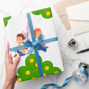 Speelse kinderen zittend onder een appelboom cadeaupapier