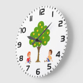 Speelse kinderen zittend onder een appelboom grote klok (Hoek)