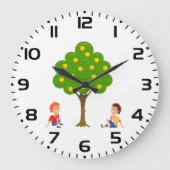 Speelse kinderen zittend onder een appelboom grote klok (Voorkant)