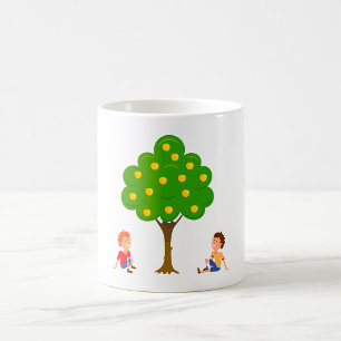Speelse kinderen zittend onder een appelboom koffiemok