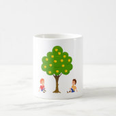 Speelse kinderen zittend onder een appelboom koffiemok (Center)