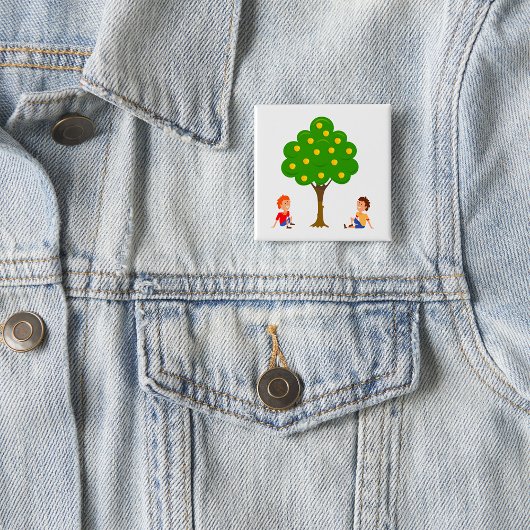 Speelse kinderen zittend onder een appelboom vierkante button 5,1 cm
