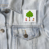 Speelse kinderen zittend onder een appelboom vierkante button 5,1 cm (In situ)