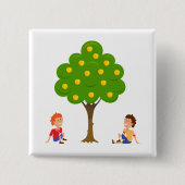 Speelse kinderen zittend onder een appelboom vierkante button 5,1 cm (Voorkant)
