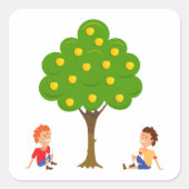 Speelse kinderen zittend onder een appelboom vierkante sticker (Voorkant)