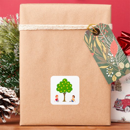 Speelse kinderen zittend onder een appelboom vierkante sticker