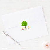 Speelse kinderen zittend onder een appelboom vierkante sticker