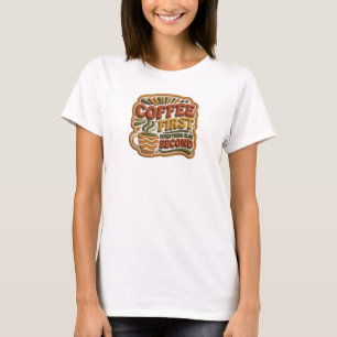 Speelse KOFFIE EERST ALLES TWEEDE Kunst T-shirt