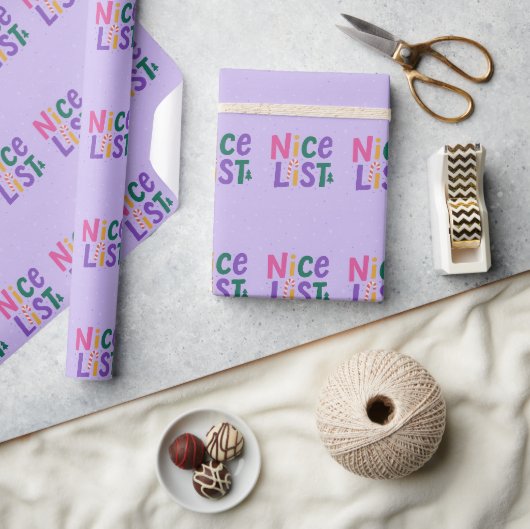 Speelse Lavendel 'Nice List' Kersttypografie Cadeaupapier (Crafts)