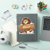 Speelse Leeuw met Houten Naambord Sticker (iPad Cover)