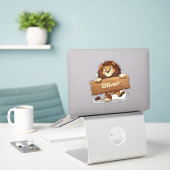 Speelse Leeuw met Houten Naambord Sticker (Laptop op bureau)