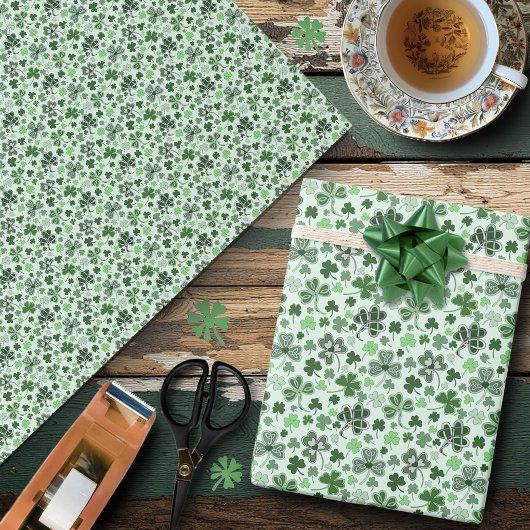 Speelse Lichtgroene Klaverhartjes Patroon Keltisch Cadeaupapier