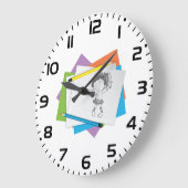 Speelse meisje schets tekening met kleurrijke potl grote klok (Hoek)