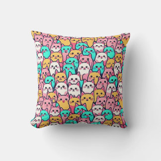 Speelse minimalistische katten in meerkleurige pas kussen