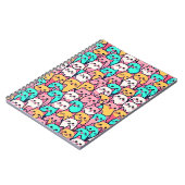 Speelse minimalistische katten in meerkleurige pas notitieboek (Linkerzijde)