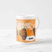 Speelse Monarch Vlinder & Naam Oranje Porselein Kop (Voorkant rechts)