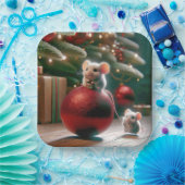 Speelse Muis Op Rode Kerstversiering Papieren Bordje (Feest)