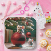 Speelse Muis Op Rode Kerstversiering Papieren Bordje (Feest)