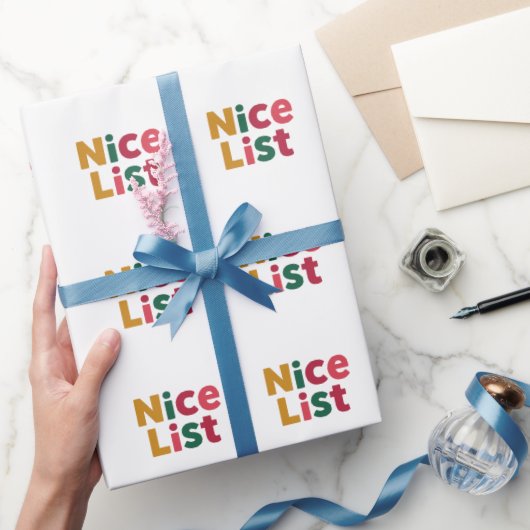 Speelse 'Nice List' Kerst Kleurrijke Typografie Cadeaupapier (Geschenken)