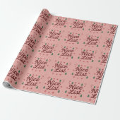 Speelse 'Nice List' Kerst Typografie Zachte Roze Cadeaupapier (Uitgerold)