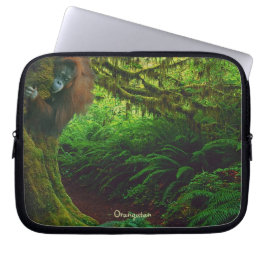 Speelse orang-oetan in Borneo Oerwoud Laptop Sleeve