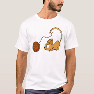 Speelse oranje kat die garen najaagt t-shirt
