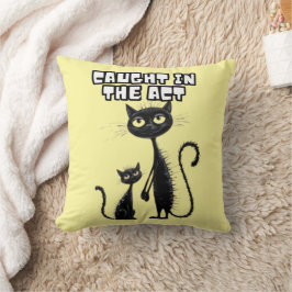 Speelse partners: Black Kitten en haar Sidekick Kussen