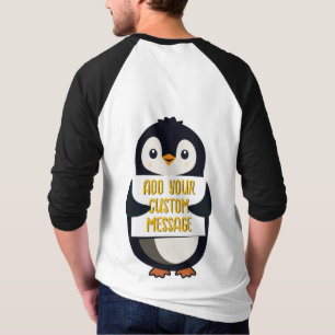 Speelse pinguïn met een bord voor je bericht t-shirt