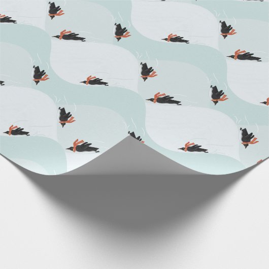 Speelse Pinguïns Glijden op Sneeuwpatroon Cadeaupapier (Hoek)
