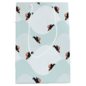 Speelse Pinguïns Glijden op Sneeuwpatroon Medium Cadeauzakje (Voorkant)