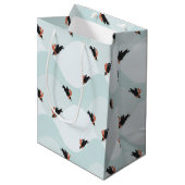 Speelse Pinguïns Glijden op Sneeuwpatroon Medium Cadeauzakje (Voorkant Gekanteld)
