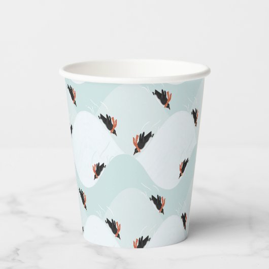 Speelse Pinguïns Glijden op Sneeuwpatroon Papieren Bekers (Achterkant)