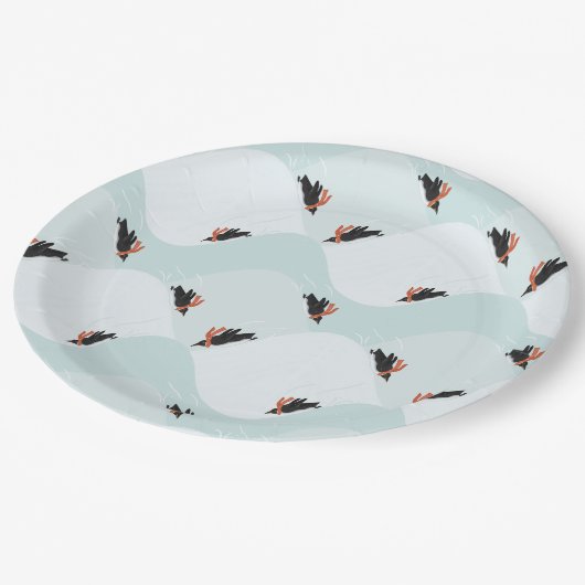 Speelse Pinguïns Glijden op Sneeuwpatroon Papieren Bordje (Gekanteld)