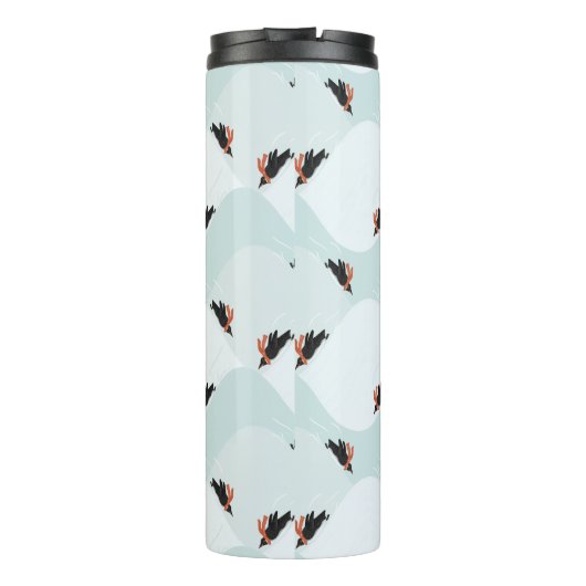 Speelse Pinguïns Glijden op Sneeuwpatroon Thermosbeker (Achterkant)