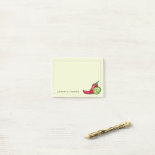 Speelse pittige rode chilipeper en jalapeño post-it® notes (Op bureau)