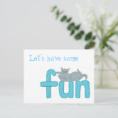 Speelse poes die op het woord fun ligt, briefkaart (Staand voorkant)