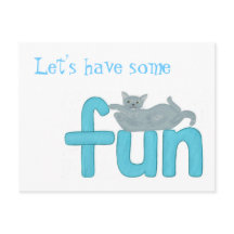 Speelse poes die op het woord fun ligt, briefkaart