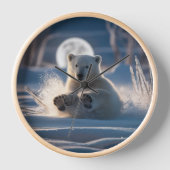 Speelse Polar beer Cub rolt in de sneeuw (Voorkant)