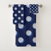 Speelse Polka Dots Blauwe Marine Bad Handdoek (Insitu)