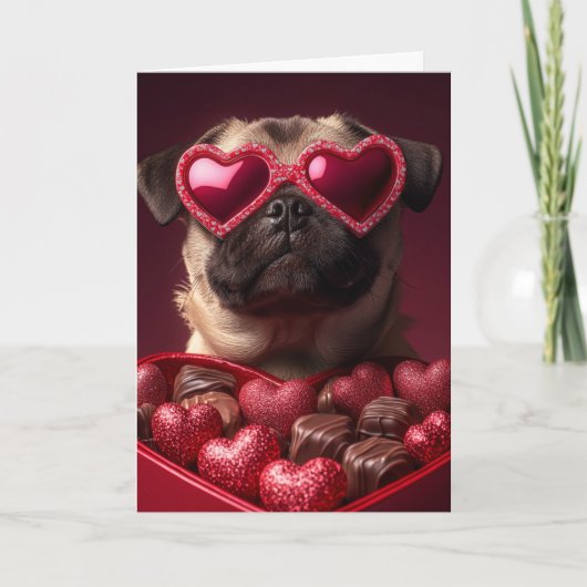 Speelse pug in hartvormige Valentijnsdoos Kaart (Voorkant)