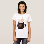 Speelse Pumpkin Spice Witch Cartoon voor Herfst T-shirt (Voorkant volledig)