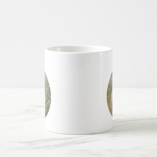 Speelse puppy in een bloemenveld koffiemok (Center)