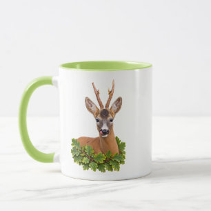 Speelse reeënbok in groen bos mok