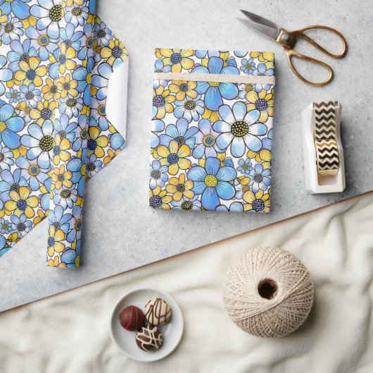 Speelse Retro Bloemen Patroon, Zacht Blauw en Geel Cadeaupapier (Crafts)