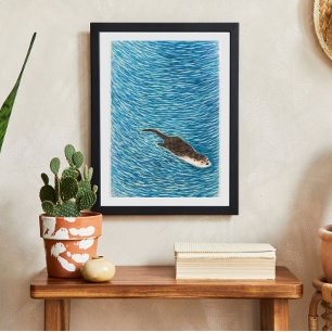 Speelse rivierotter zwemt in blauw water poster